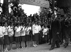 Mustafa Kemal, Dolmabahçe’de kız öğrencilerle. Pankartta “Hoş geldiniz Muhterem Gazi” yazıyor.